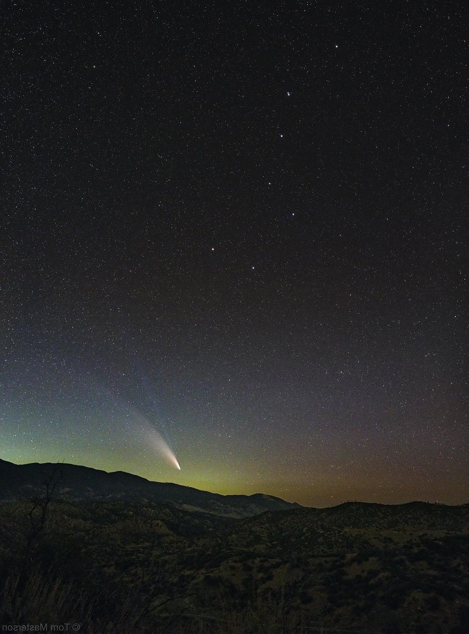 How Does a Twin Tail Comet Symbolize Spiritual Connection?